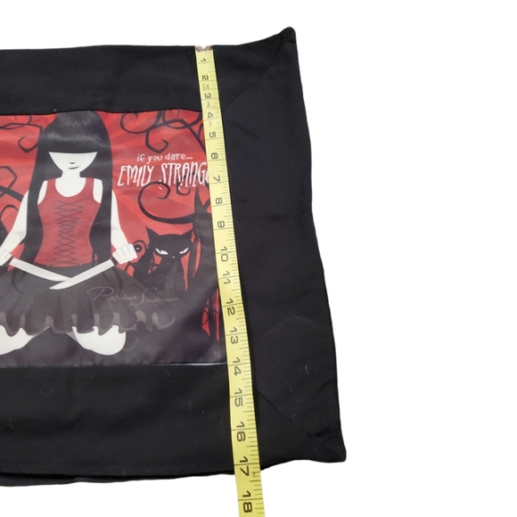 Emily The Strange Sham Throw Cover Emily with Blades - Picture 5 of 7